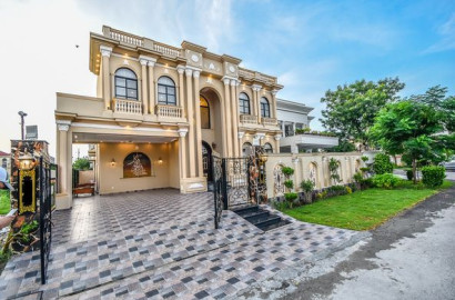 Johar town house for sale