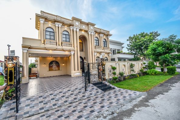 Johar town house for sale