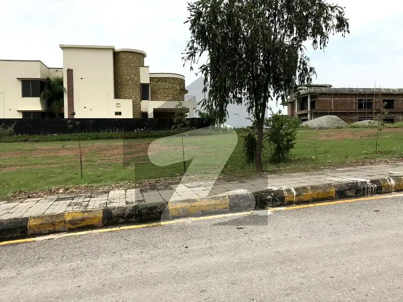 10 Marla Solid Plot on Investor Price in Starting Street Clifton